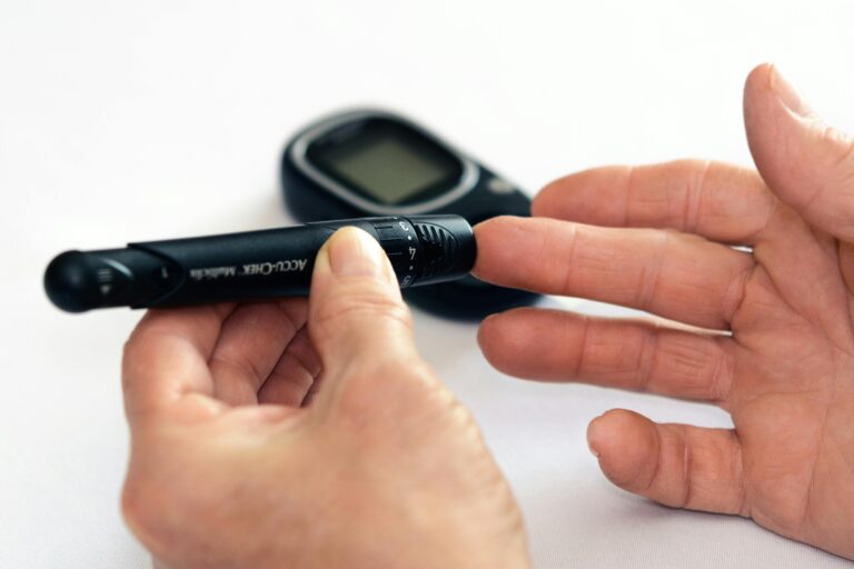 Finger Blutzucker wird gemessen